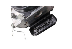 Bloc ABS (freins anti-blocage) TOYOTA YARIS 3 Photo n°2