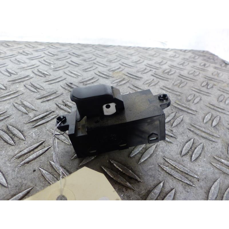 Interrupteur de leve vitre arriere droit KIA SOUL 2 Photo n°1