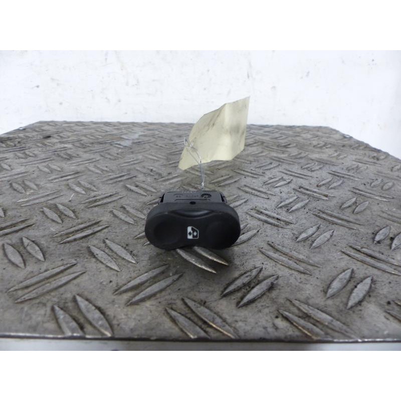 Interrupteur de leve vitre avant droit DACIA SANDERO 1 Photo n°1