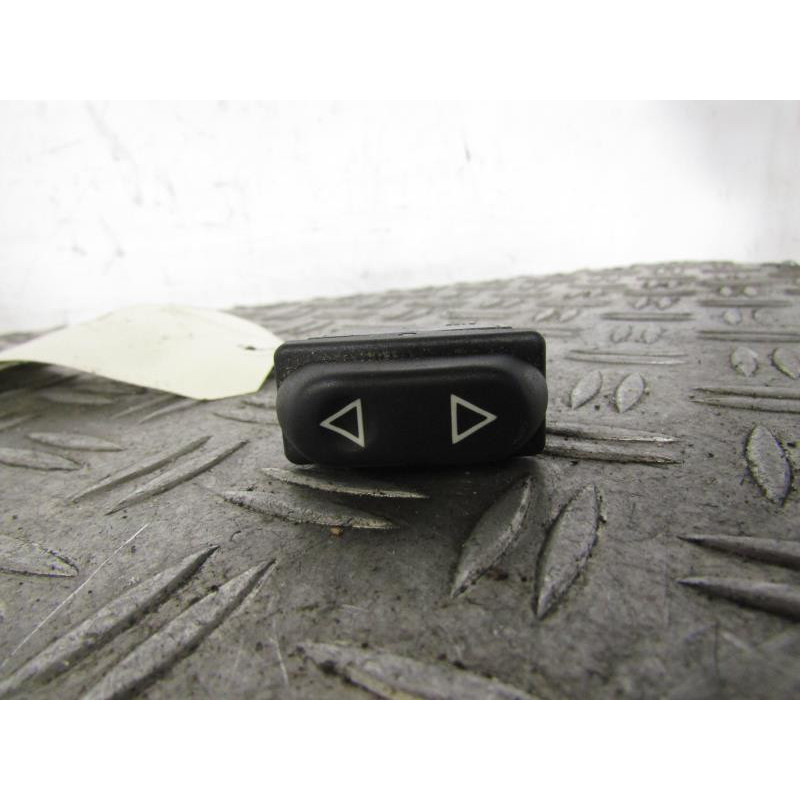 Interrupteur de leve vitre arriere droit PEUGEOT 306 Photo n°1