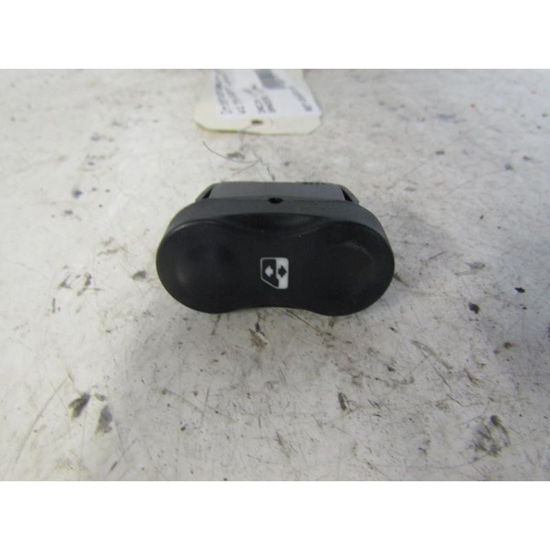 Interrupteur de leve vitre avant gauche DACIA SANDERO 1 Photo n°1