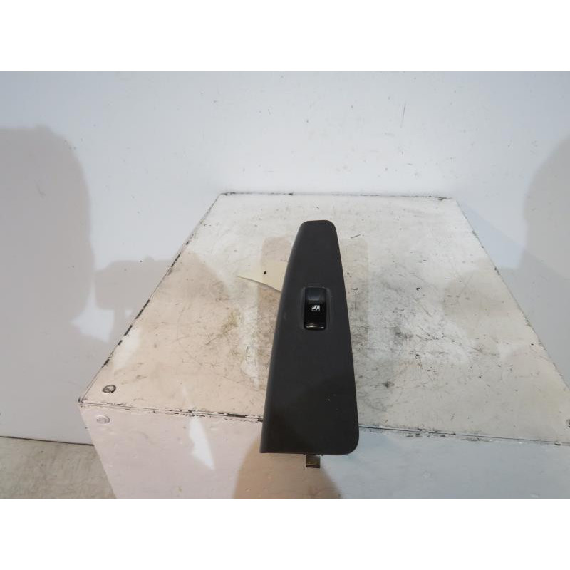 Interrupteur de leve vitre avant droit KIA CERATO Photo n°1