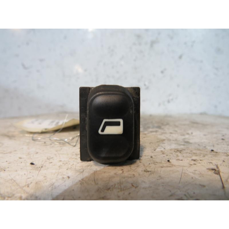 Interrupteur de leve vitre arriere droit CITROEN XSARA PICASSO Photo n°1