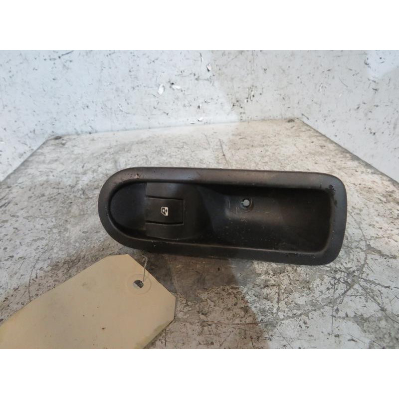 Interrupteur de leve vitre arriere droit RENAULT MEGANE 2 Photo n°1