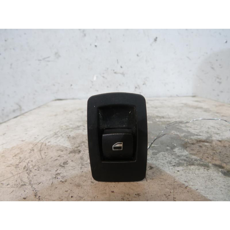Interrupteur de leve vitre arriere droit BMW SERIE 1 E87 Photo n°1