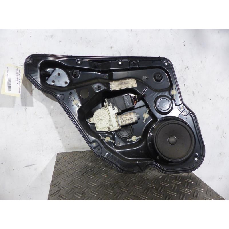 Leve vitre electrique arriere gauche SEAT LEON 1 Photo n°1