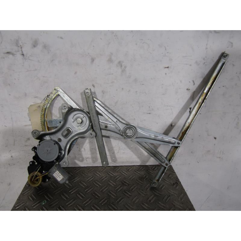 Leve vitre electrique arriere gauche TOYOTA COROLLA VERSO 2 Photo n°1