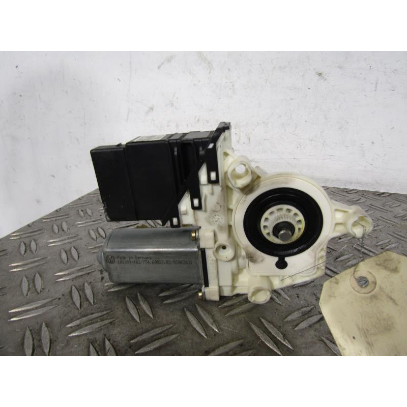 Leve vitre electrique arriere gauche SEAT LEON 1 Photo n°1