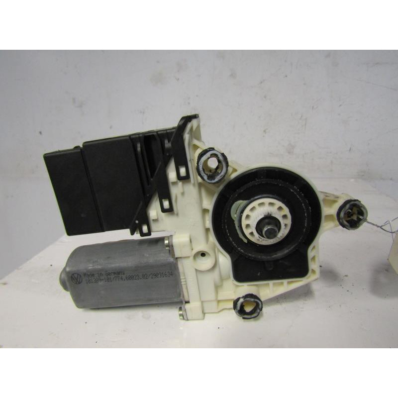 Leve vitre electrique arriere gauche VOLKSWAGEN GOLF 4 Photo n°1