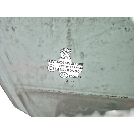 Vitre avant droit PEUGEOT 208 1