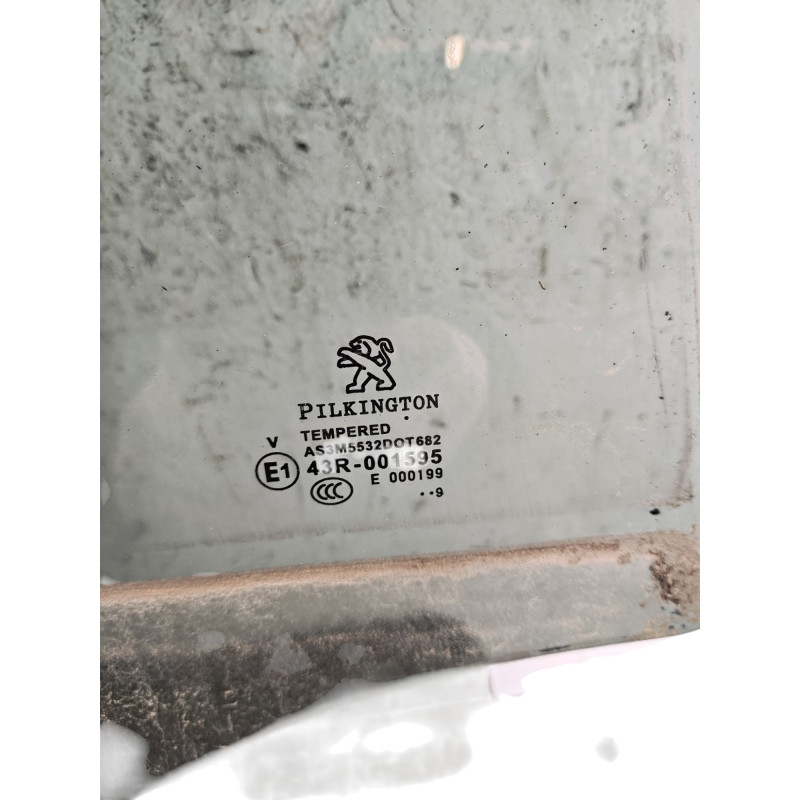 Vitre arriere droit PEUGEOT 208 1 Photo n°1