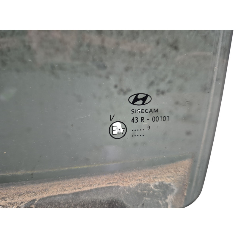 Vitre arriere gauche HYUNDAI I 20 2 Photo n°1