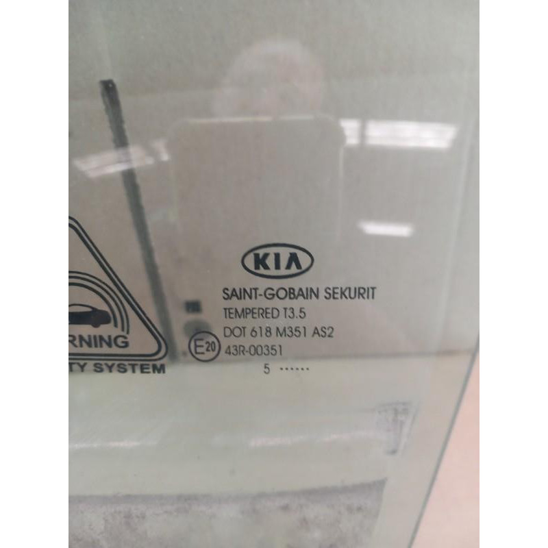 Vitre avant gauche KIA SPORTAGE 3 Photo n°1
