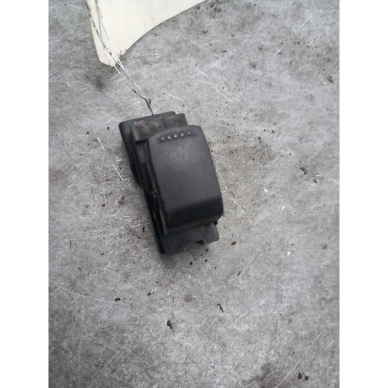 Interrupteur de leve vitre arriere droit SUZUKI SWIFT 3 Photo n°1