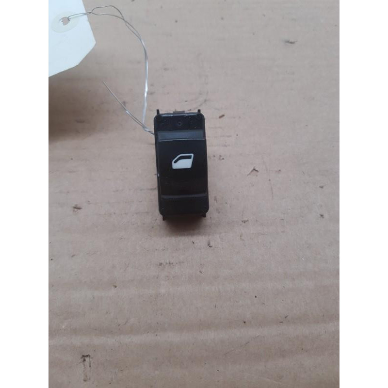 Interrupteur de leve vitre arriere droit PEUGEOT 308 2 Photo n°1