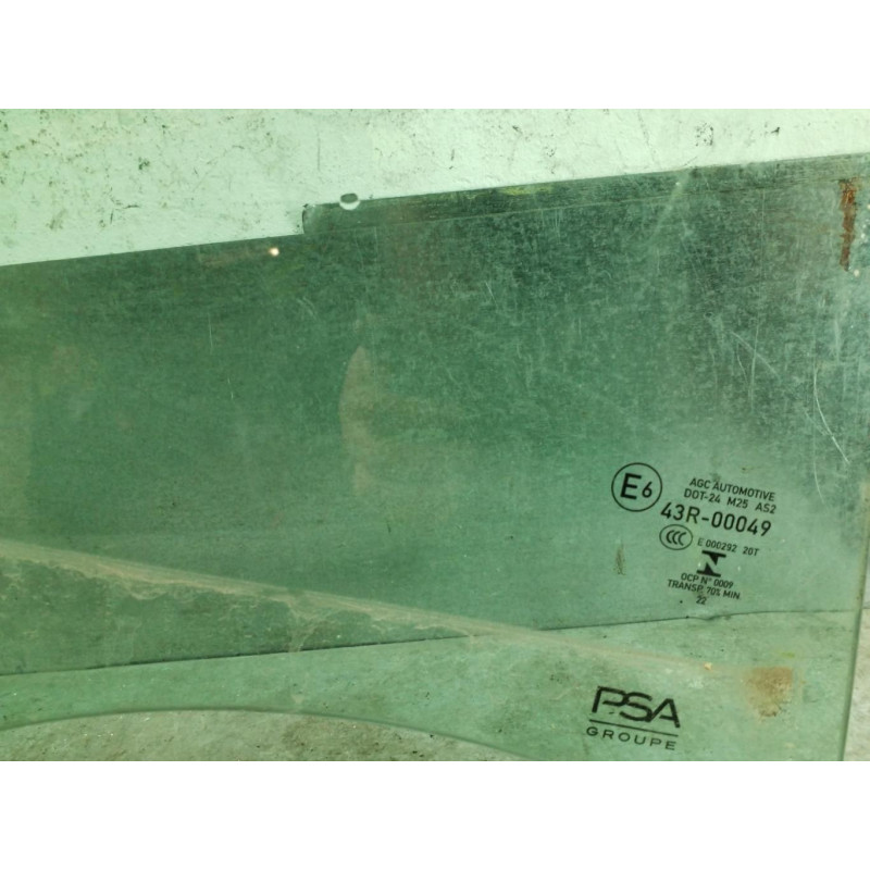 Vitre arriere droit PEUGEOT 308 3 SW Photo n°1