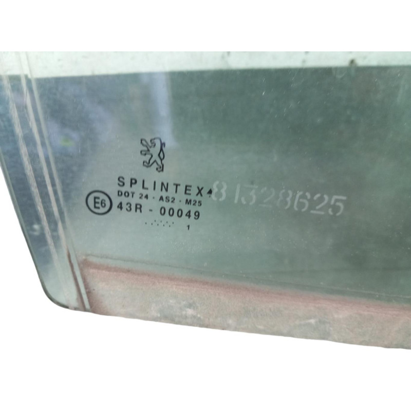 Vitre arriere droit PEUGEOT 406 Photo n°1