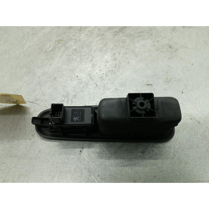 Interrupteur de leve vitre arriere droit PEUGEOT 5008 1 Photo n°1