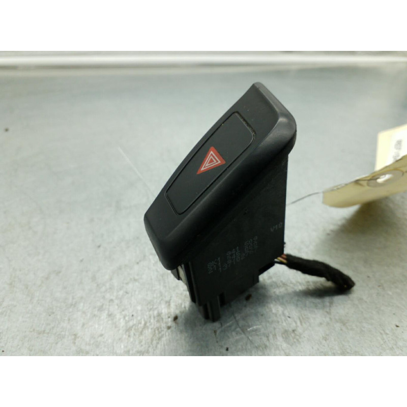 Bouton de warning AUDI A4 3 Photo n°1