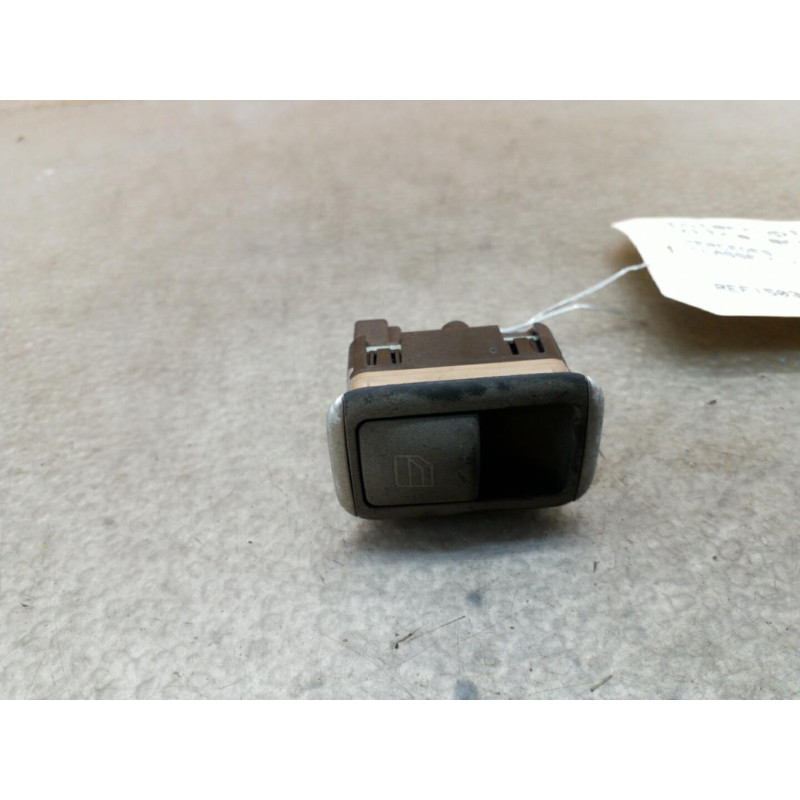 Interrupteur de leve vitre arriere droit MERCEDES CLASSE C 204 Photo n°1
