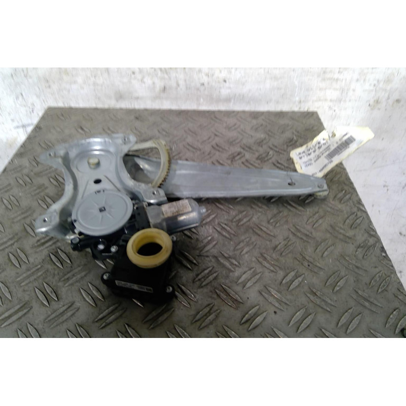 Leve vitre electrique arriere droit TOYOTA VERSO Photo n°1