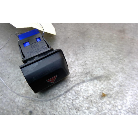 Bouton de warning PEUGEOT 208 1