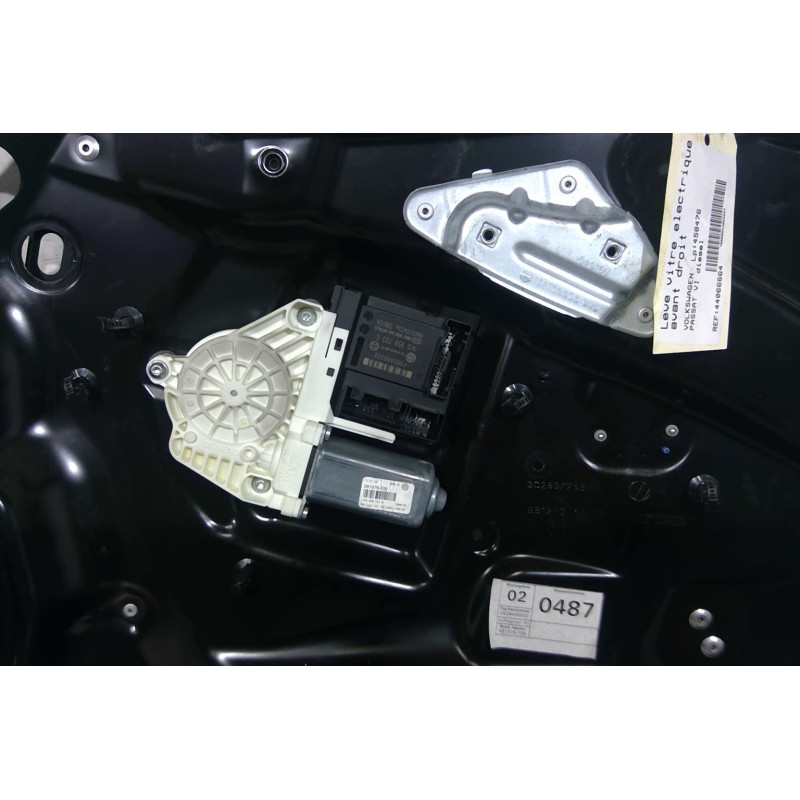 Leve vitre electrique avant droit VOLKSWAGEN PASSAT 7 Photo n°1