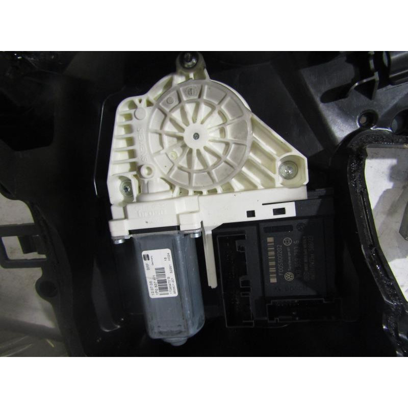 Leve vitre electrique avant gauche SEAT LEON 2 Photo n°1