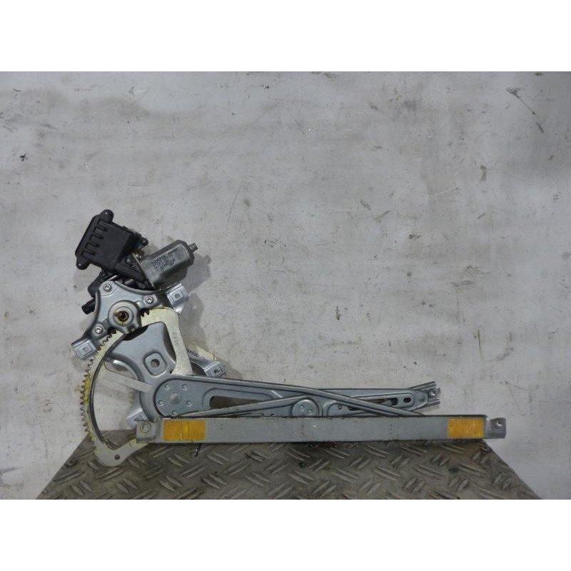 Leve vitre electrique avant gauche TOYOTA YARIS 2 Photo n°1