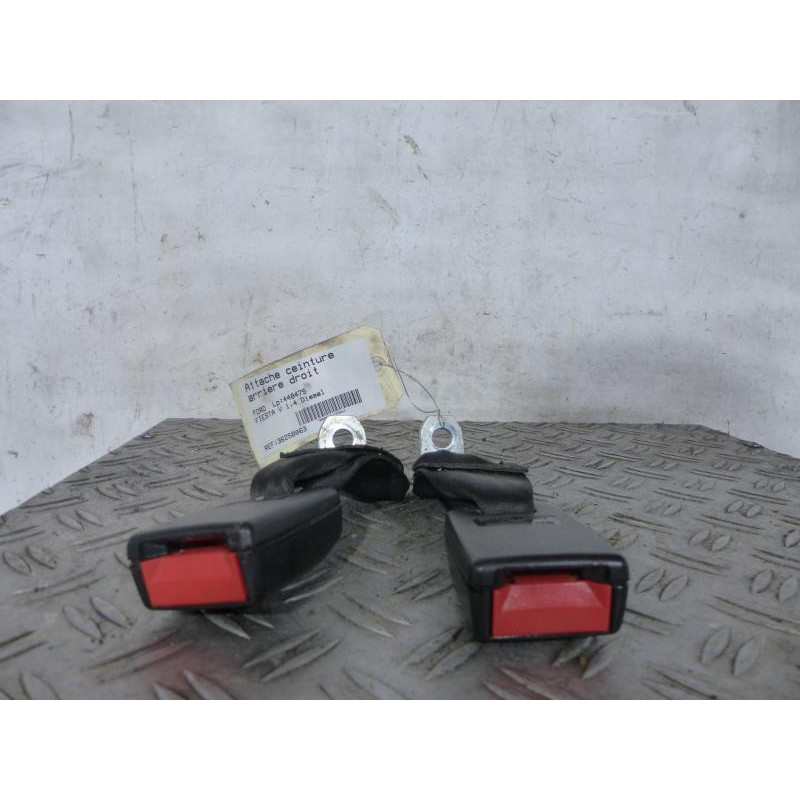Attache ceinture arriere droit FORD FIESTA 5 Photo n°1
