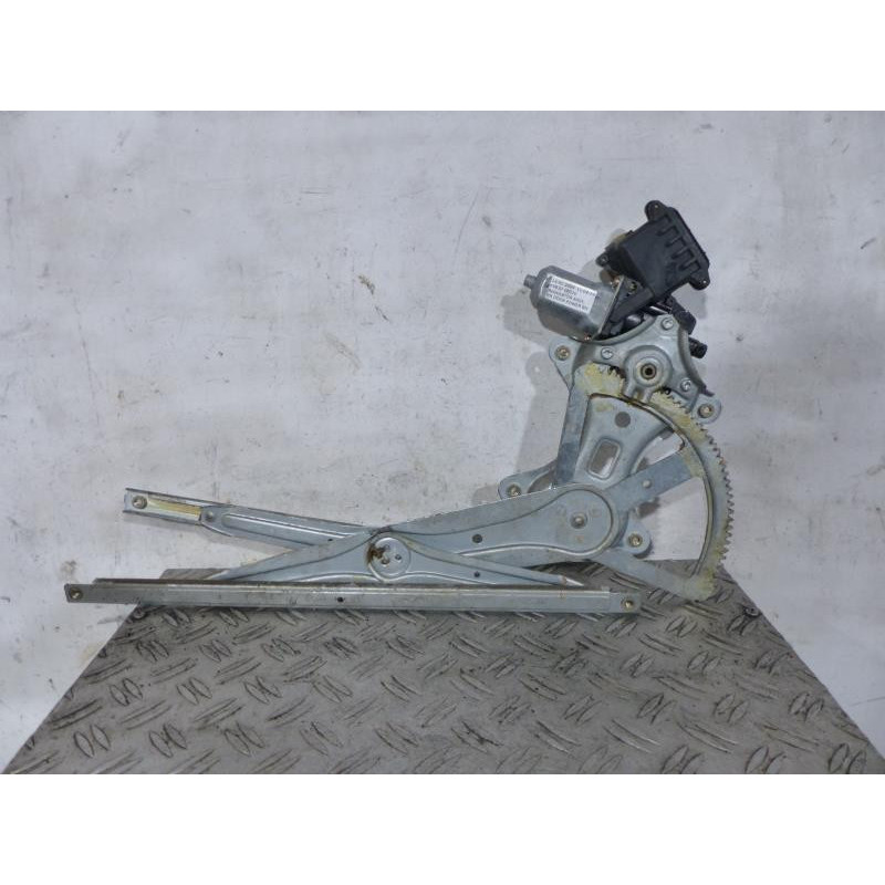Leve vitre electrique arriere droit TOYOTA COROLLA VERSO 2 Photo n°1