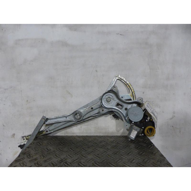 Leve vitre electrique arriere droit TOYOTA COROLLA VERSO 2 Photo n°1