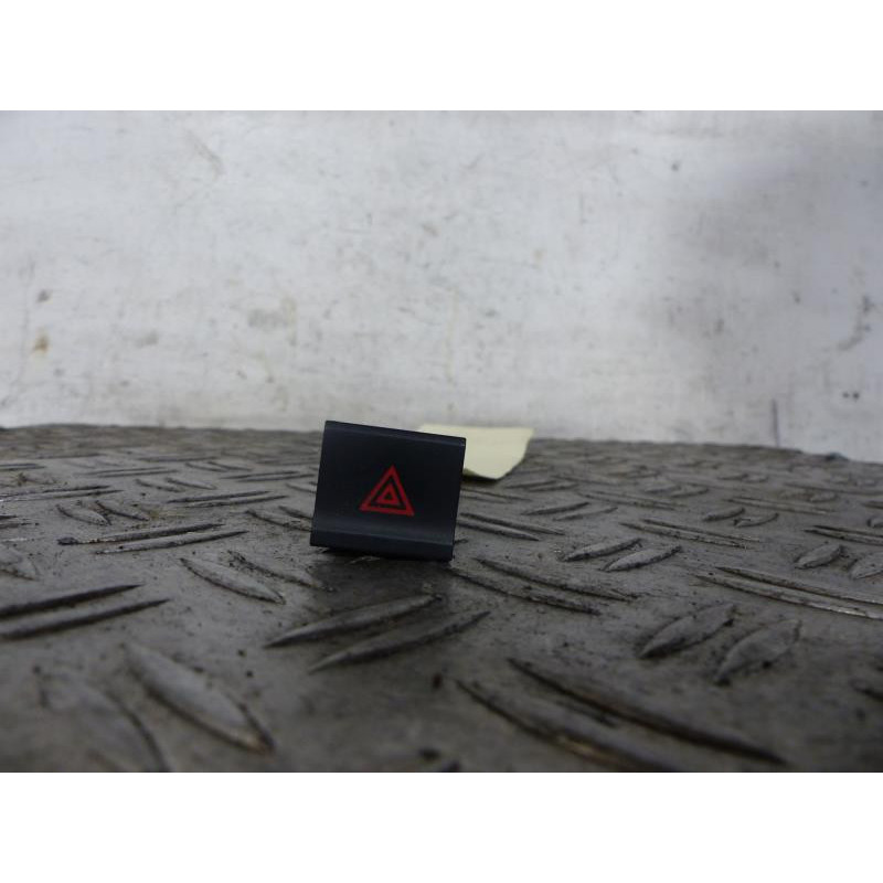 Bouton de warning VOLKSWAGEN POLO 5 Photo n°1