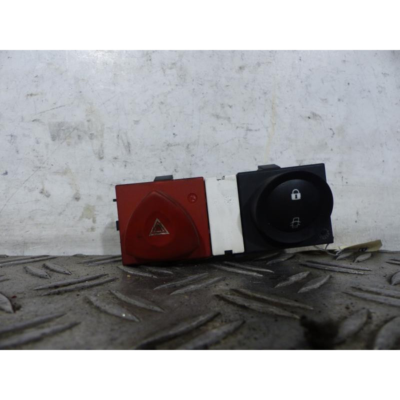 Bouton de warning RENAULT MEGANE 2 Photo n°1