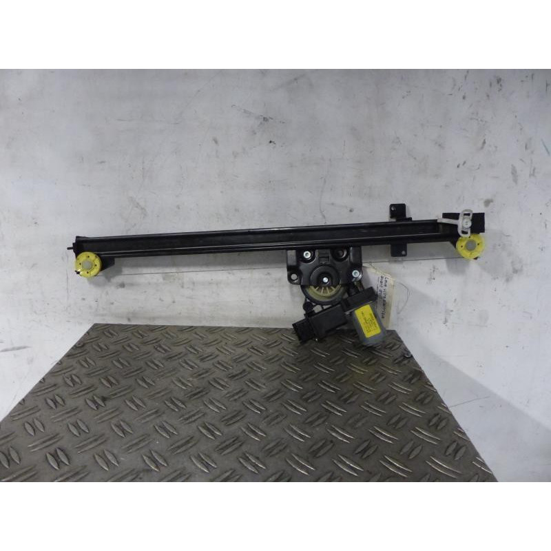 Leve vitre electrique arriere gauche RENAULT CLIO 2 Photo n°1