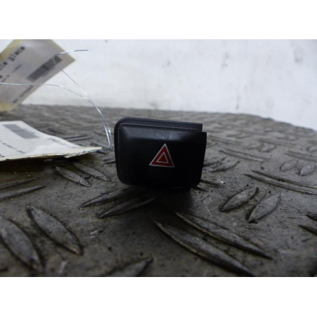 Bouton de warning PEUGEOT 208 1