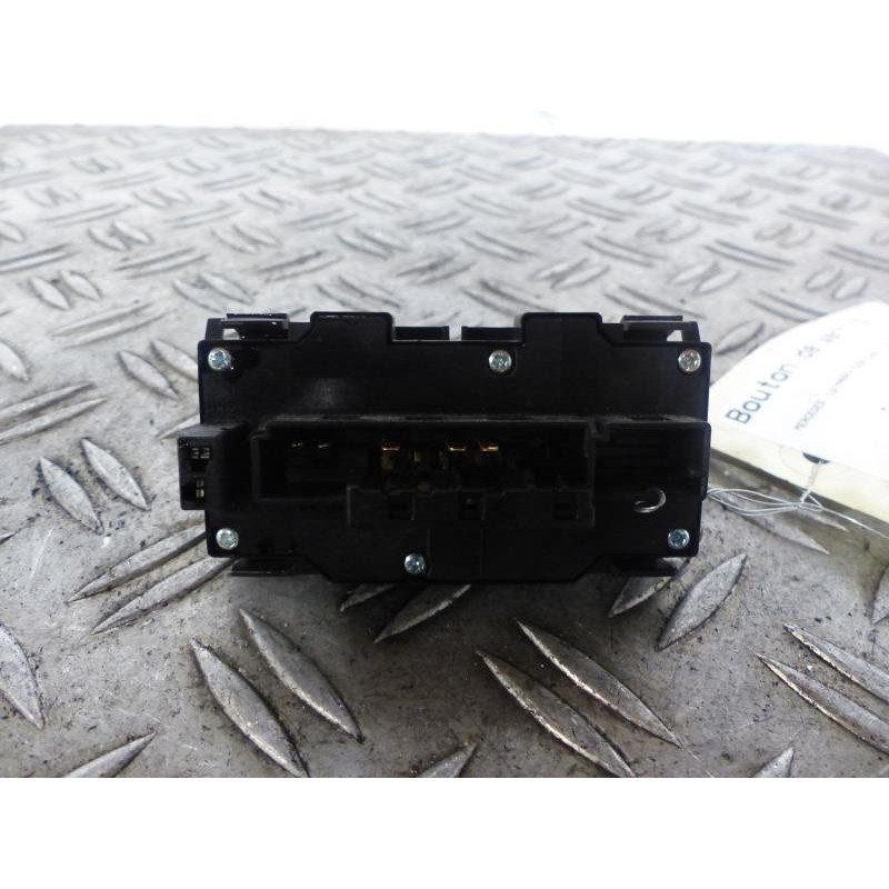 Bouton de warning MERCEDES CLASSE E 210 Photo n°1