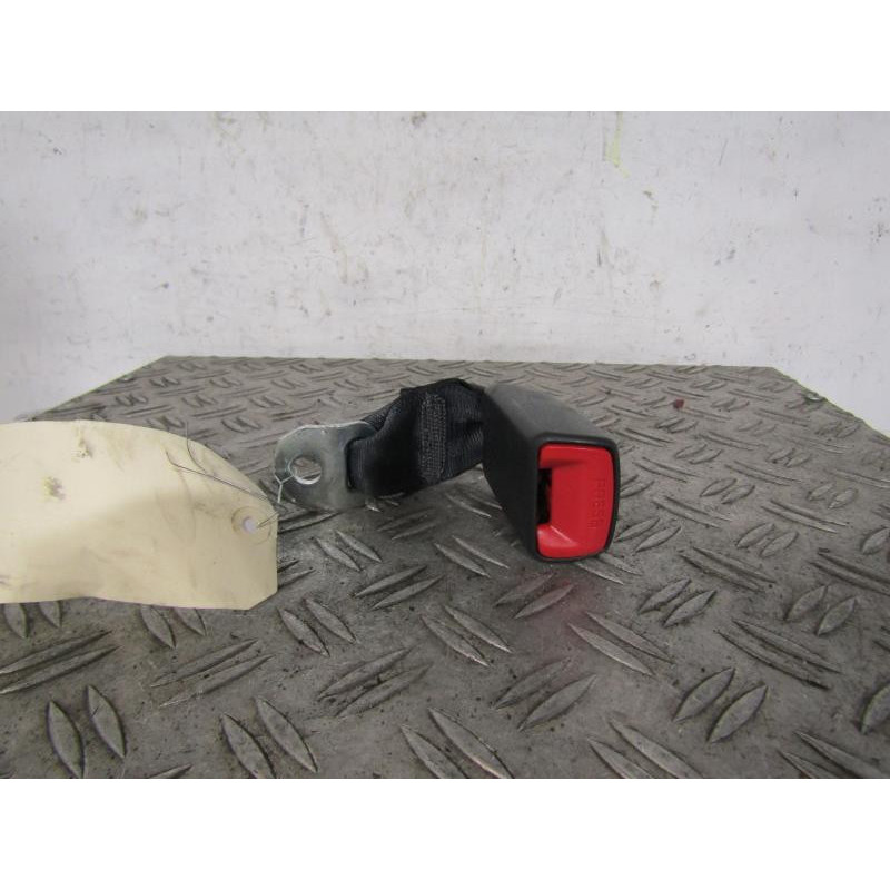 Attache ceinture arriere droit PEUGEOT 107 Photo n°1