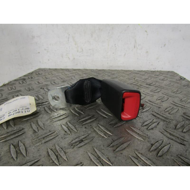 Attache ceinture arriere gauche PEUGEOT 107 Photo n°1