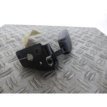 Attache ceinture arriere droit PEUGEOT 308 1