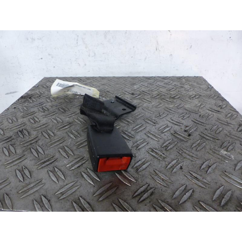 Attache ceinture arriere gauche VOLKSWAGEN FOX Photo n°1