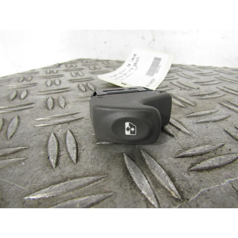 Interrupteur de leve vitre arriere gauche RENAULT SCENIC 1 Photo n°1