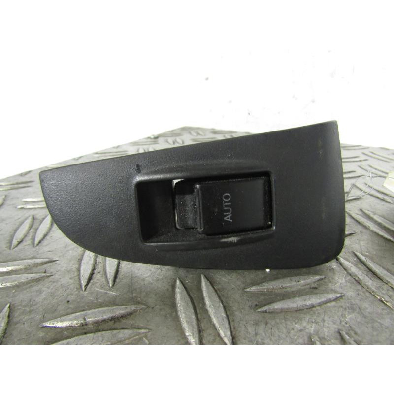 Interrupteur de leve vitre arriere droit TOYOTA AVENSIS 2 Photo n°1