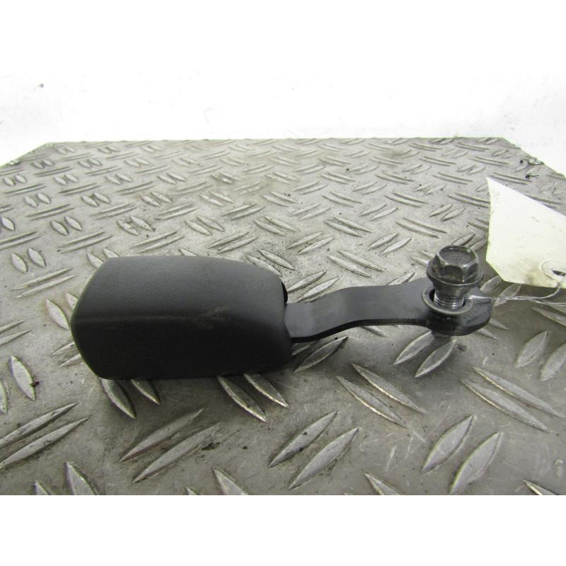 Attache ceinture arriere gauche TOYOTA COROLLA VERSO 2 Photo n°1