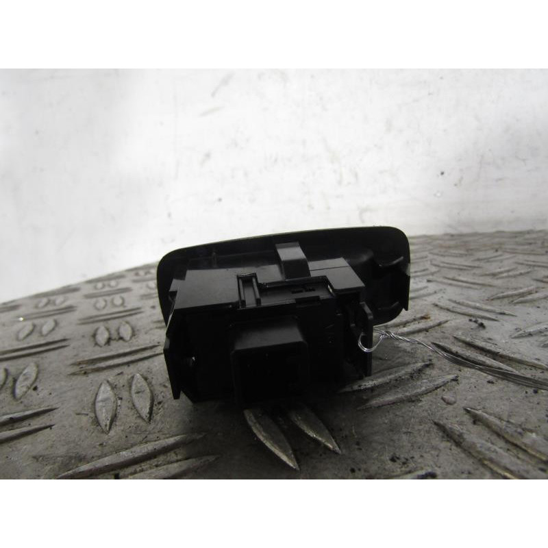 Interrupteur de leve vitre arriere droit TOYOTA COROLLA VERSO 2 Photo n°1