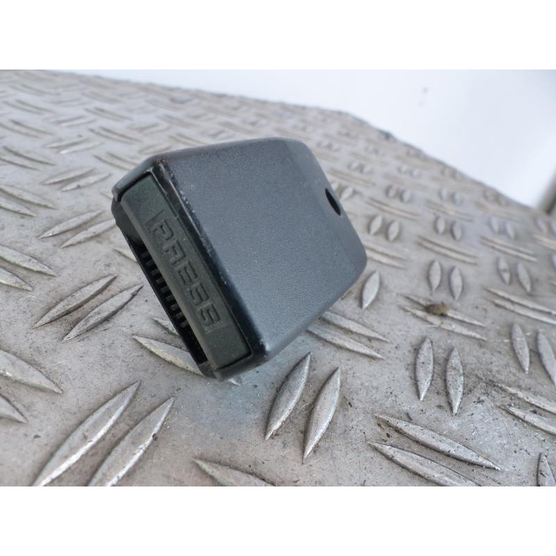 Attache ceinture arriere droit RENAULT SCENIC 2 Photo n°1