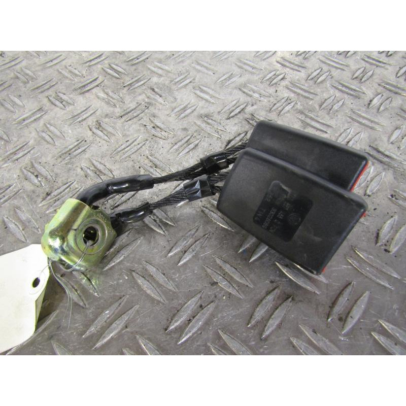 Attache ceinture arriere gauche VOLKSWAGEN POLO 4 Photo n°1