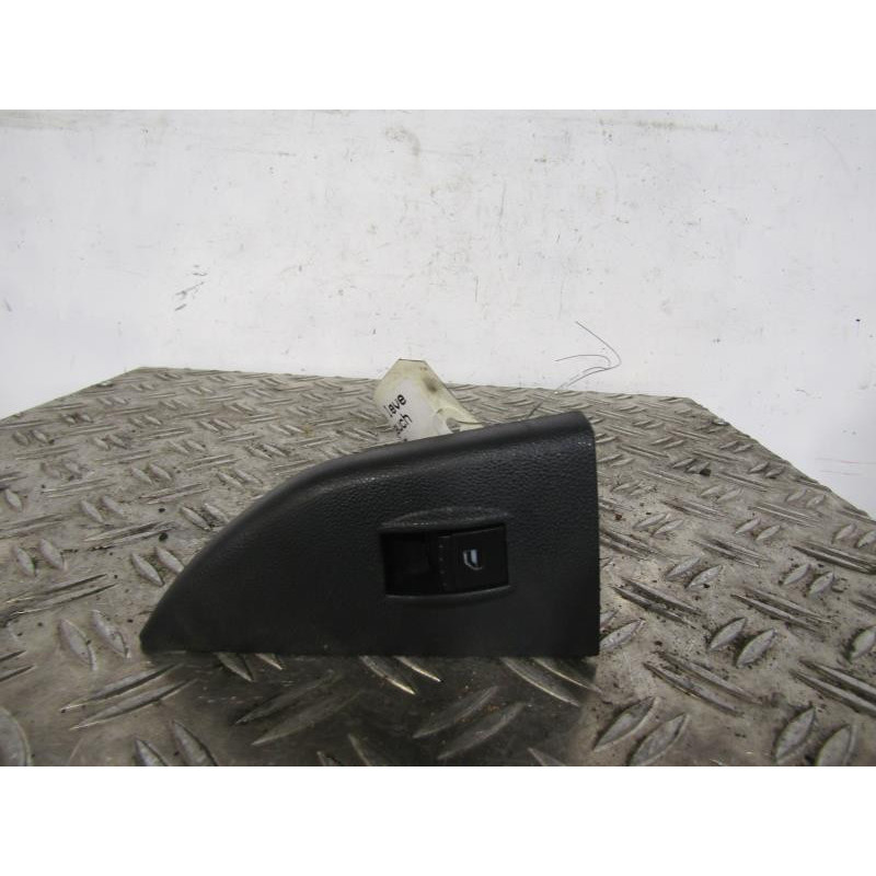 Interrupteur de leve vitre arriere gauche SKODA FABIA 1 Photo n°1