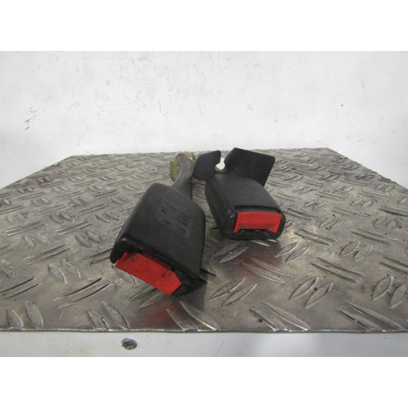 Attache ceinture arriere gauche VOLKSWAGEN PASSAT 4 Photo n°1