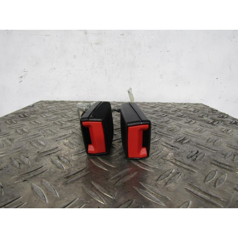 Attache ceinture arriere gauche VOLKSWAGEN PASSAT 6 Photo n°1